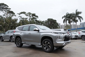 Xe chở tiền Mitsubishi pajero sport AT 4x4 (2 cầu số tự động)